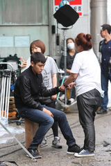 组图：《同窗生》曝片场照 TOP金有贞似亲兄妹