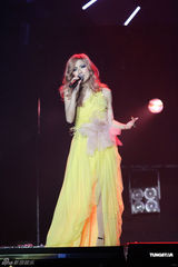 组图：郑秀文澳门开唱 百变造型散发恋爱中的女人味