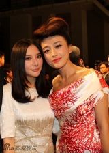 组图：熊乃瑾亮相时装秀 金属质感礼服妩媚动人