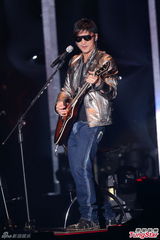 组图：陶喆与辣妹热舞互摸 谢霆锋帅气现身飙歌