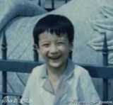 组图：韩庚罕见童年萌照曝光 头戴红帽酷似女孩