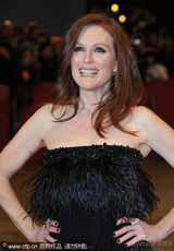 幻灯图：《孩子们没事》首映 朱丽安-摩尔黑裙性感