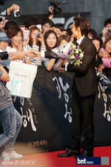 组图：李秉宪韩孝珠等亮相《光海》红毯秀