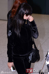 组图：众星结束金唱片返韩 具荷拉素颜SJ裹冬衣