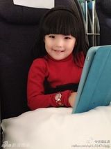 组图：李湘全家赴美度假 Angela红衣可爱漂亮