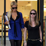 高清组图：帕丽斯-希尔顿和妹妹驾车外出购物