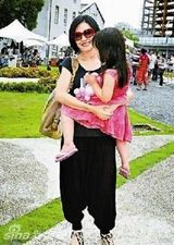 幻灯图：小S微博秀天伦之乐 带女儿看动物现场直播