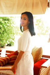 组图：王丽坤海岸写真素雅气质人比花娇