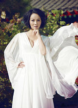 组图：谢兰春季写真照曝光造型多变