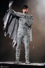 组图：古巨基开唱变白马王子 与JessicaC牵手