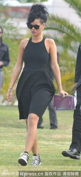 组图：蕾哈娜参加祖母葬礼 黑超现身暗自神伤