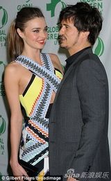 组图：米兰达赴奥斯卡预热派对 与老公打情骂俏