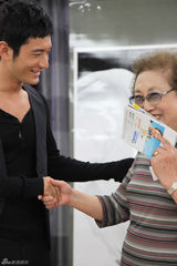 高清：樱花师奶千里追星 与黄晓明握手兴奋不已