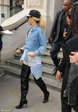 高清组图：蕾哈娜伦敦街拍牛仔短裤搭配高筒靴