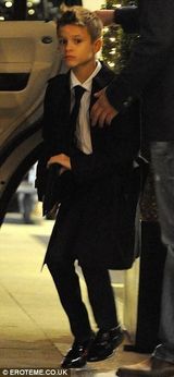 组图：贝嫂抱女外出吃晚餐 三子举手投足像足老爸