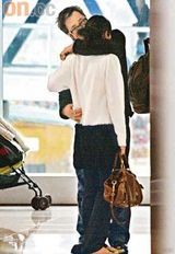 幻灯图集：叶童老公陈国熹偷食 街头狂吻年轻女子