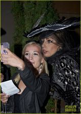 组图：Lady Gaga羽毛头饰现身街头表情搞怪