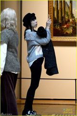 组图：蹲妹携男友浪漫游巴黎 十指紧扣甜蜜热吻