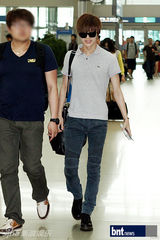 组图：SHINeeTEENTOP亮相机场 赴新参加演出