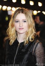 组图：《爱在午夜降临前》首映 伊桑搂朱丽搞怪