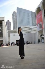 组图：阿筎那黑纱裙亮相时装周 玩透视内衣隐现