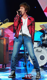 组图：李弘基成MCountdown新主持 SJ白西装亮相帅气