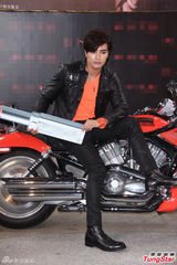 组图：贺军翔否认身体发福 穿皮衣骑机车耍帅