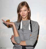 组图：超模卡莉戴围裙变甜品师 笑容甜美可爱