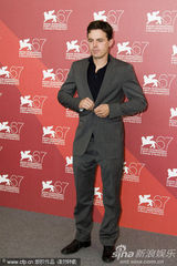 《我仍在这里》发布会 卡西-阿弗莱克帅气亮相(图)