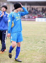 高清图：金俊秀任队长帅气踢球 金贤重等首场热身赛