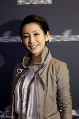 组图：秦海璐出席品牌活动时尚帅气