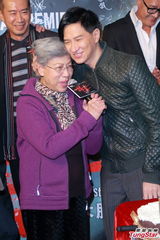 组图：张家辉首映庆生 搂半裸变性人老婆生气