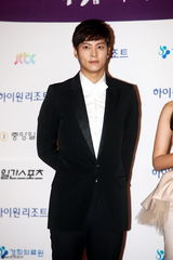 组图：众星亮相韩国百想艺术大赏