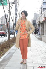 组图：惠英红橘色套装受访气场十足