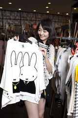 组图：孙耀琦曝光街拍写真职场女走百变风