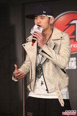 组图：周杰伦亮相代言 一身劲装帅气抢镜