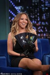 组图：玛丽亚-凯莉爆乳露深沟 扇子遮胸前春光