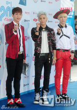 组图：神话李孝利等亮相20代选择颁奖礼蓝地毯