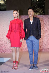 组图：倪妮红裙装亮相活动拒回应签约事宜