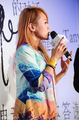 组图：蔡健雅办专辑发布会 那英现场邀歌