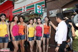 组图：12位准亚姐街头宣传 跳舞拉票引围观