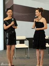 组图：闫妮助阵顶级车展 盛装闪耀时尚星光