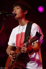 高清图：陈楚生演唱会深圳开锣 与李宗盛隔空对唱