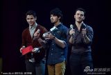 组图：MTV欧洲音乐大奖 乔纳斯三兄弟登台领奖