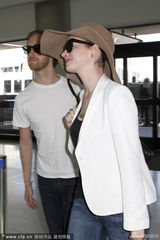 组图：安妮-海瑟薇与丈夫情侣衫亮相机场