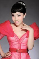 组图：丁晓红粉红赫本造型显时尚清纯范