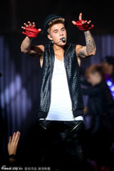 组图：比伯上海巡演热辣来袭 脱衣秀肉激情四射