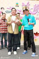 幻灯组图：曹敏莉李绮红向谢天华裤子内抛桔子