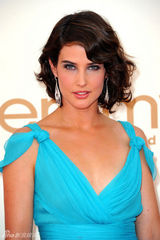 组图：艾美奖红毯 寇碧-史莫德斯蓝色纱裙亮相