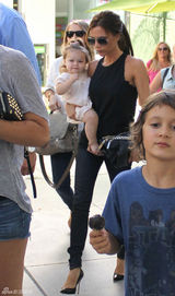 组图：贝嫂维多利亚单手抱爱女小七现身